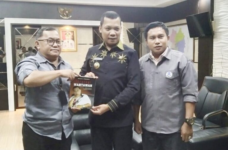 Dirut PJC sekaligus Ketua DPD PJS Riau, Drs Wahyudi El Panggabean MH menyerahkan cinderamata kepada PJ Wako Pekanbaru. F : HMS PJS