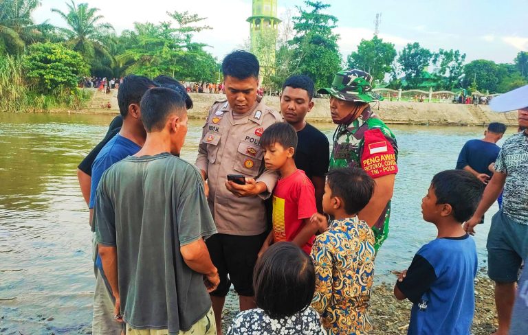 Tim SAR melakukan pencarian warga Rohul yang hilang di Sungai Rokan. F :. FOKUSKRIMINSL.COM