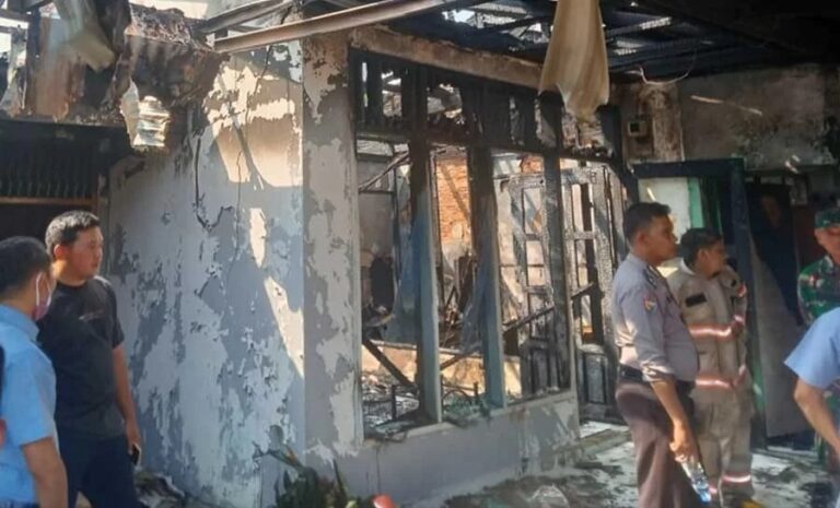 Puing kebakaran di komplek KPR Siak. F : PORTALDESA.COM