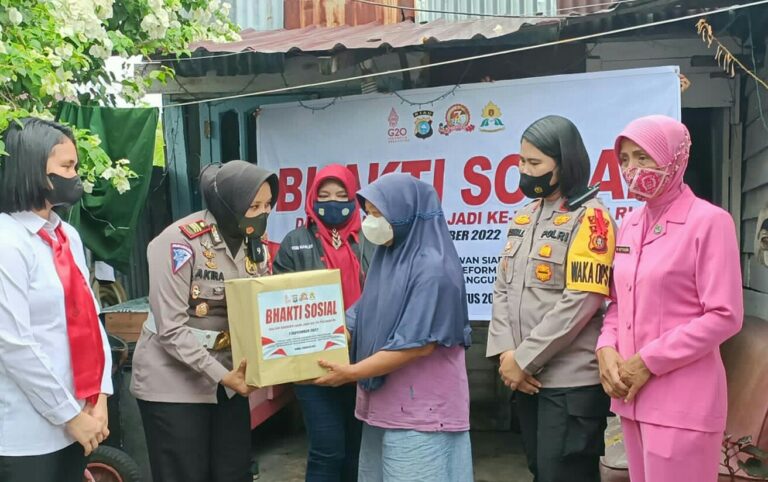 Penyerahan sembako untuk warga kurang mampu sempena HUT ke-74 Polwan di Dumai. F. :. HMS