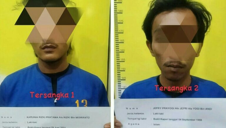 Kedua tersangka yang ditangkap di Bukitkapur Dumai. F. :. HMSPOL