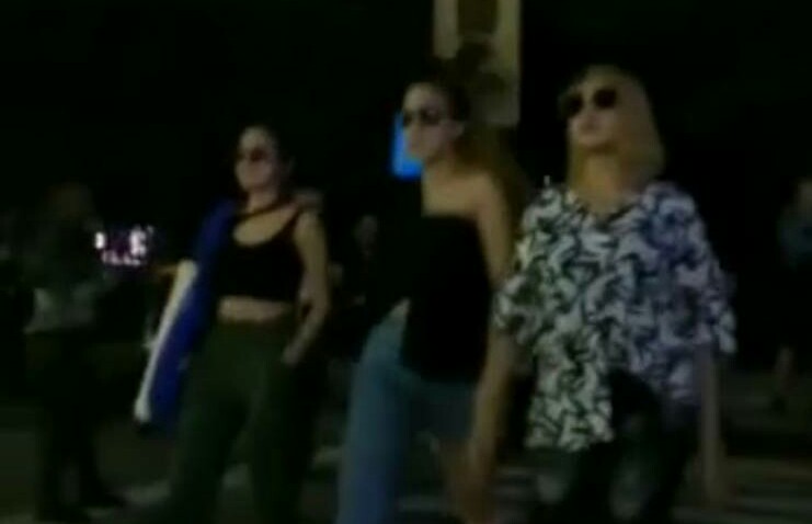 Sejumlah anak muda bergaya di zebra cross depan Ramayana Dumai. F. :. KUPASBERITA.COM