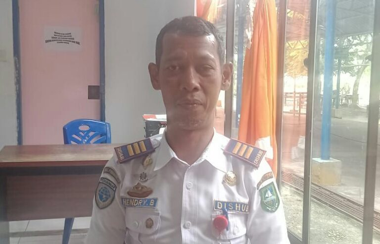 Kepala UPT Terminal RoRo Tanjung Kapal, Rupat, Kabupaten Bengkalis, Hendri Budiman. F. :. SARMON