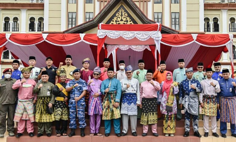 Foto bersama usai apel HUT ke-65 Provinsi Riau di Dumai. F. :. HMS