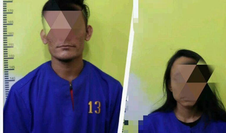 Dua tersangka narkoba yang ditangkap di pinggir Jalan Datuk Laksamana Dumai. F. :. HMSPOL