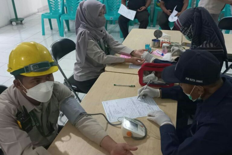 Kegiatan donor darah di PT SDS Dumai sempena HUT ke-77. F : HMSSDS