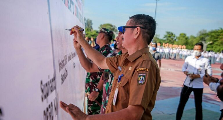Kegiatan deklarasi anti narkoba di Kota Dumai. F. :. HMS