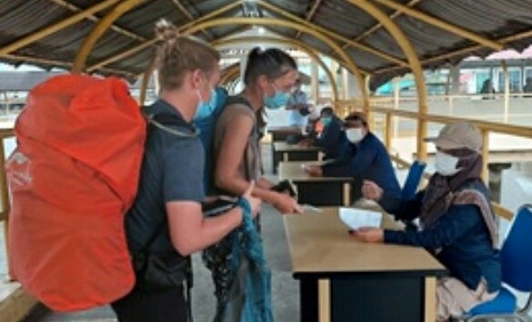 Petugas KKP Dumai mengecek penumpang kapal di Pelabuhan Internasional Dumai. F : RIAULINK