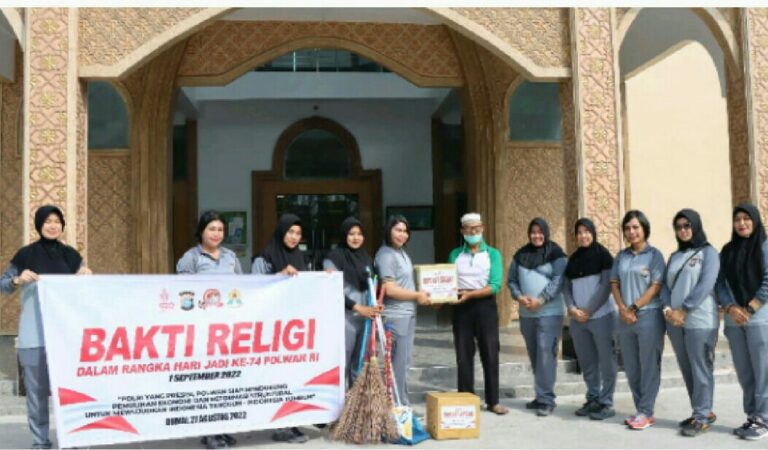 Polwan Dumai menyerahkan bantuan ke pengurus Masjid Taqwa. F : HMSPOL