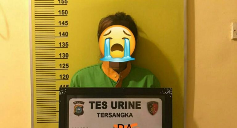 Ibu muda yang ditangkap polisi di Meranti Riau. F : RIAULINK