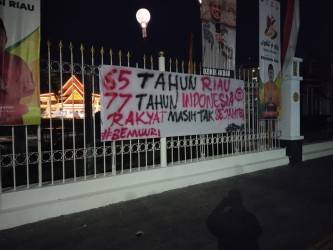 Spanduk yang disebar BEM Unri. F : CAKAPLAH.COM