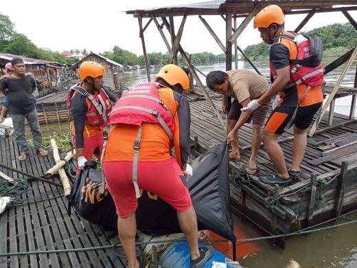 Evakuasi jenazah korban yang tewas di wisata Pulau Kosiok Kampar. F : CAKAPLAH.COM
