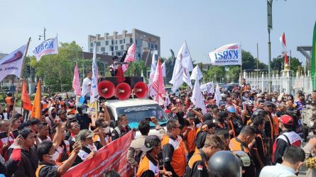 Massa KSBSI demo di depan Kantor Gubernur Riau. F. :. CAKAPLAH.COM