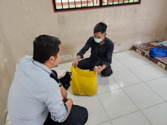 Warga Bangladesh yang ditahan Imigrasi Dumai karena menggunakan identitas palsu untuk membuat paspor. F. :. CAKAPLAH.COM.