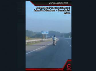 Tangkapan layar pemotor lewat di Tol Permai. F : CAKAPLAH.COM