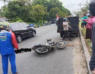 Pemotor tabrak.mobil sampah di Pekanbaru. F : CAKAPLAH.COM