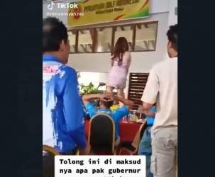 Tangkapan layar cewek joget erotis di turnamen golf Gubri Syamsuar. F : CAKAPLAH.COM