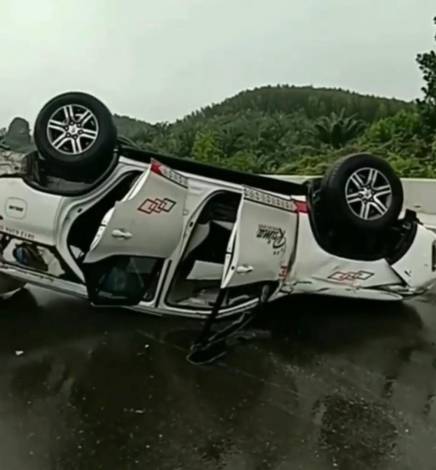 Mobil travel terbalik di Tol Permai. F : CAKAPLAH.COM