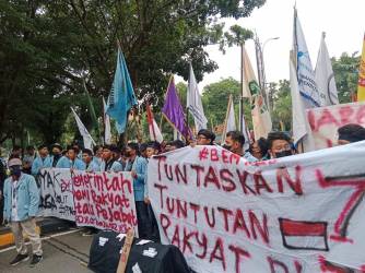 Demo mahasiswa Unri di Gedung DPRD Riau. F : CAKAPLAH.COM