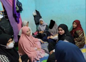 Kepala DP3AP2KB Pelalawan saat mengunjungi korban. F : CAKAPLAH.COM