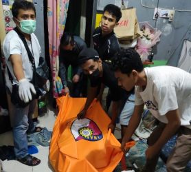Evakuasi mahasiswa UIR yang tewas gantung diri. F. : CAKAPLAH.COM
