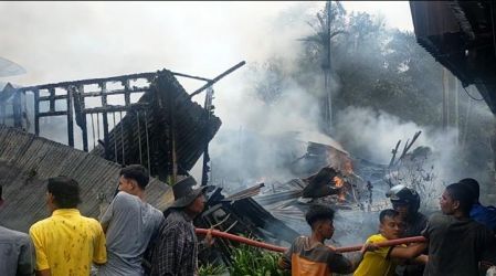 Kondisi rumah Abu Hasan yang telah jadi abu. F. :. CAKAPLAH.COM