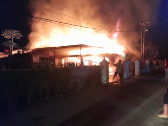 Peristiwa kebakaran rumah di Jalan Firdaus Pekanbaru. F. : CAKAPLAH.COM