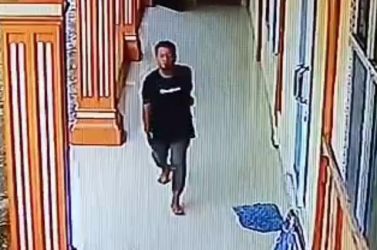 Pelaku maling di masjid Pekanbaru terekam CCTV. F. :. CAKAPLAH.COM