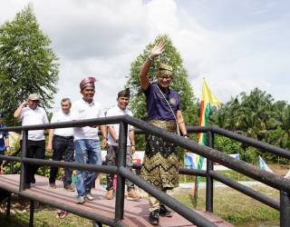 Dandiagy Uno berkunjung di Kampung Dayun Siak. F : CAKAPLAH.COM