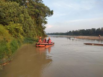 Tim SAR melakukan pencarian bocah SD yang hanyut di Batang Kuantan Riau. F. :. CAKAPLAH.COM
