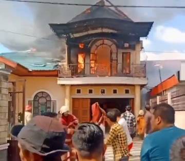 Rumah mantan Kapolres Dumai terbakar. F ; CAKAPLAH.COM
