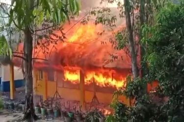Gedung kesenian SMP Bernas di Pelalawan terbakar. F. :. CAKAPLAH.COM