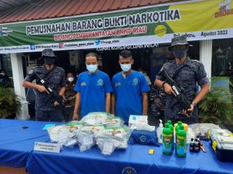 Lanal Dumai limpahkan tersangka dan BB 12,97 Kg sabu ke BNNP Riau. F : CAKAPLAH.COM