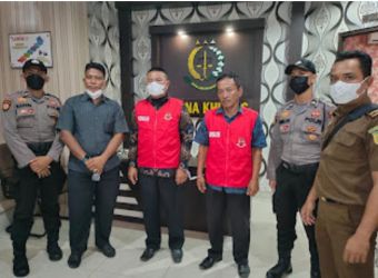 Kades dan Bendahara Desa Titi Akar Bengkalis. F. :. CAKAPLAH.COM