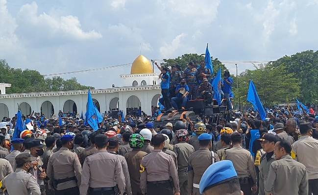 Buruh berunjukrasa di Kantor Bupati Rohil, Riau. F : CAKAPLAH.COM