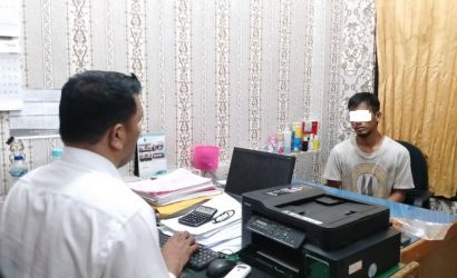 Tersangka As diperiksa polisi. F. CAKAPLAH.COM