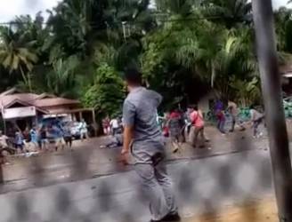 Massa K.SPTI - K.SPSI) Kabupaten Rohi bentrok. F. ;. CAKAPLAH.COM
