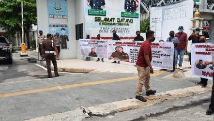 Spanduk tuntaskan korupsi dana hibah Pemkab Siak di depan Kejati Riau. F : CAKAPLAH.COM