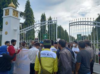 Massa Pemuda Melayu demo di Kantor Gubernur Riau. F : CAKAPLAH.COM