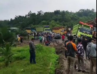 Arus lalulintas Pekanbaru-Kuansing putus total. F. : CAKAPLAH.COM