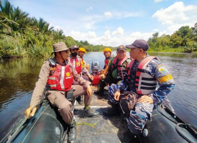 Basarnas lakukan pencarian warga yang hilang dalam insiden sampan tenggelam di Bengkalis. F : CAKAPLAH.COM
