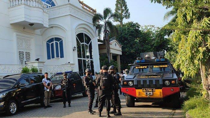 Polisi geledah dua rumah mewah bos judi online di Medan. F. :. IST