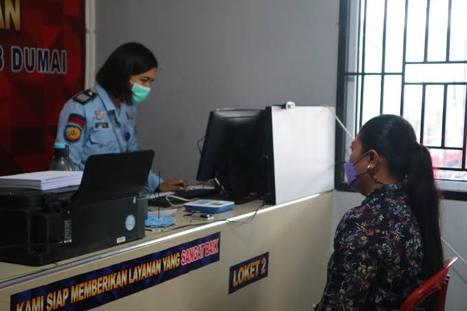 Petugas Rutan Dumai mengecek syarat pengunjung napi. F. :. IST