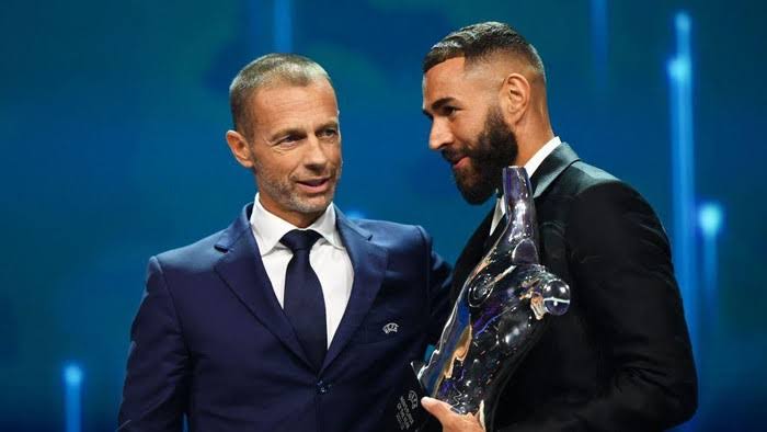 Benzema menerima tropi pemain terbaik UEFA. F : IST