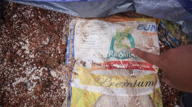 Beras bansos yang ditimbun JNE di Depok. F. :. IST