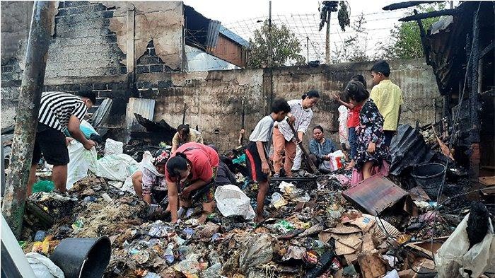 Pedagang menyisir puing kebakaran Pasar Bunda Sri Mersing Dumai. F :. TRIBUNNEWS