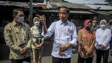 Presiden Joko Widodo (tengah) memberikan keterangan kepada awak media usai melakukan kunjungan di Pasar Cicaheum Bandung, Jawa Barat, F : CNN