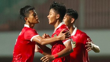Timnas U-16 merayakan kemenangan usai menundukkan Filipina. F. :. CNN