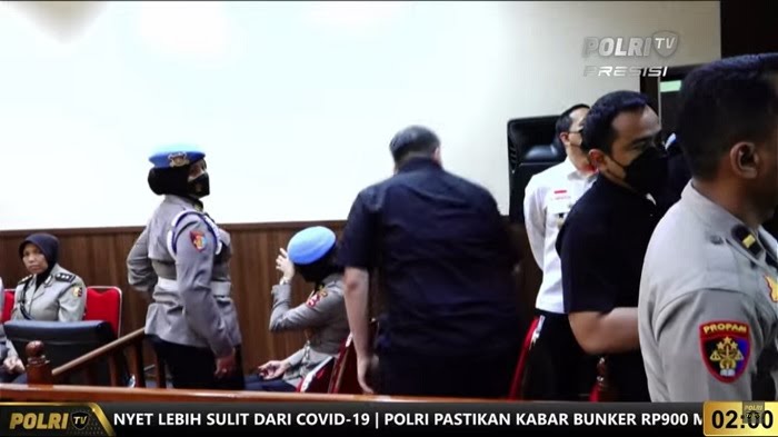 Sosok Polwan yang usap mata usai pemecatan Ferdy Sambo. F : OKEZONE.COM