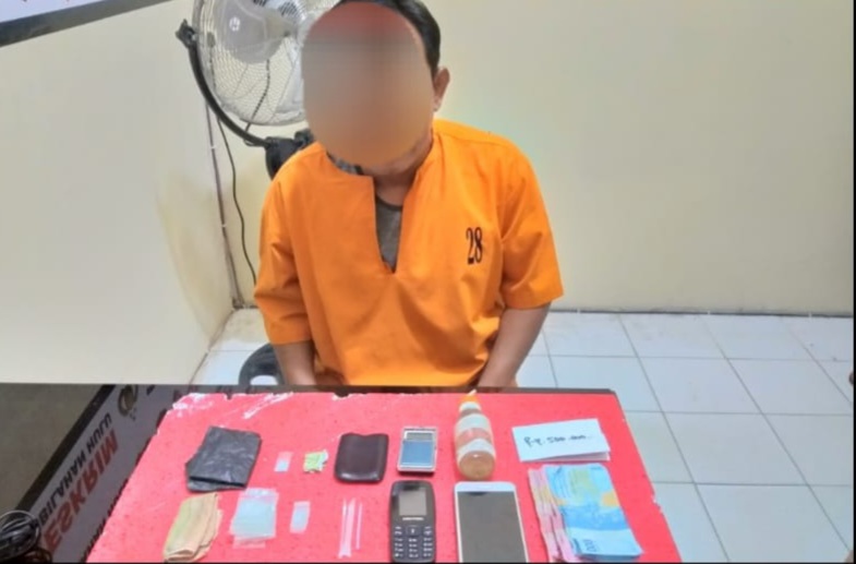 Tersangka dan BB diamankan polisi. F. :. HMSPOL